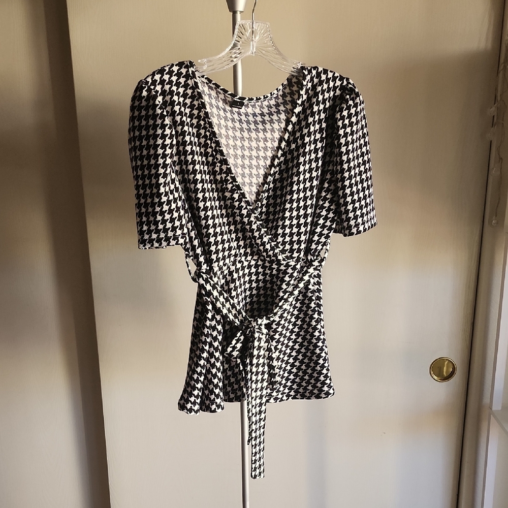 NWOT! Houndstooth Peplum Top/Blouse 🖤
